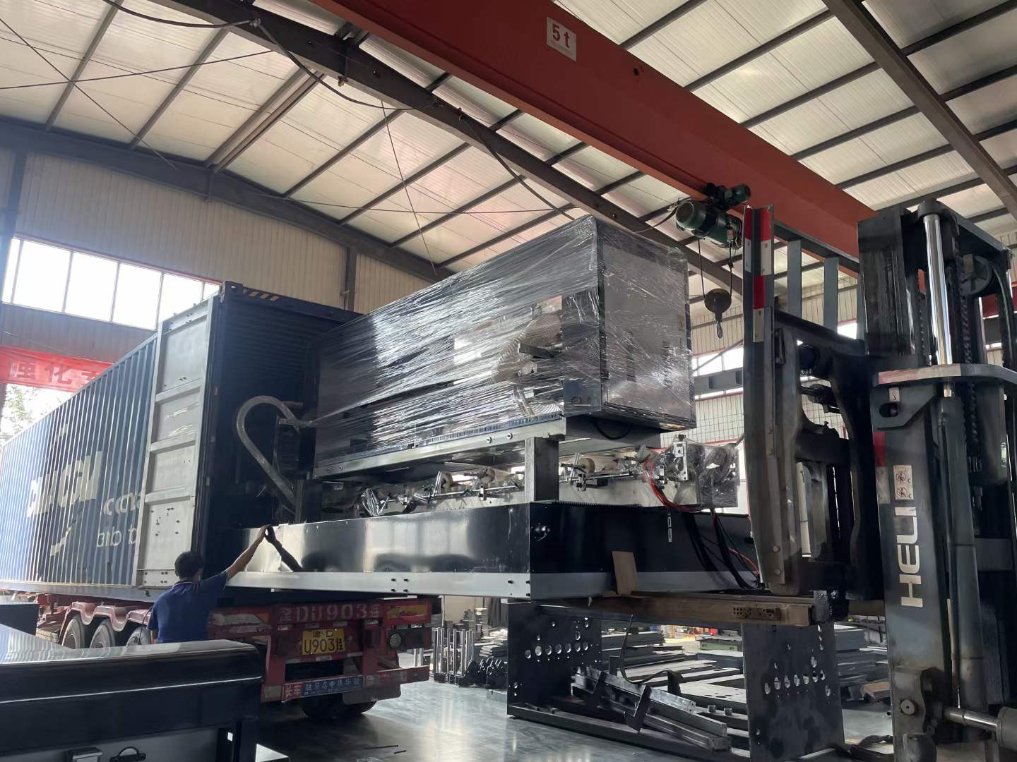 全自动粘钉一体机出口发货 5