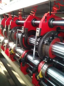 “Jeytop高速印刷机的精密辊系。只有足够平整的纸板,才能在此类高精度设备上实现稳定、清晰的印刷效果。” high-precision-printing-unit-for-corrugated-board-requires-flat-substrate