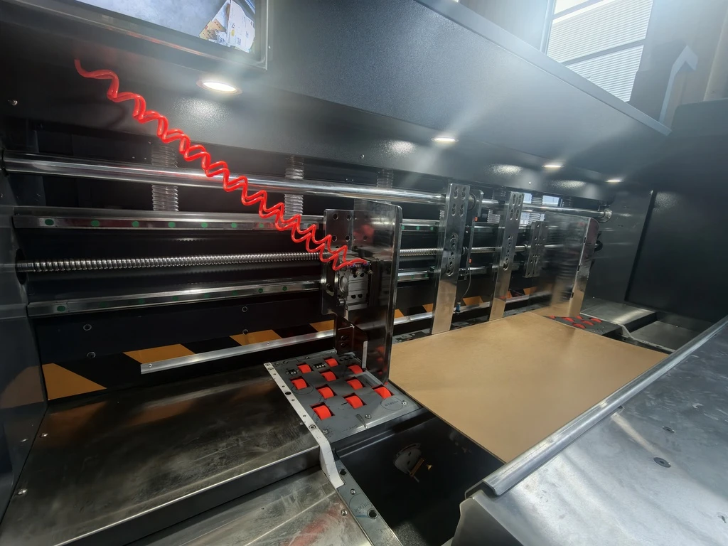 Jeytop corrugated flexo printer showing the feeding system for stable board transport.